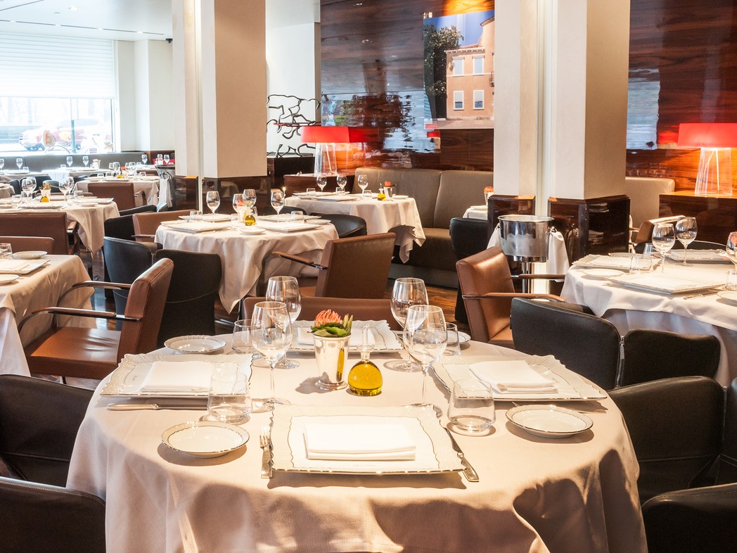 High-end Italian seafood and housemade pastas from Michael White in a chic Central Park South setting.